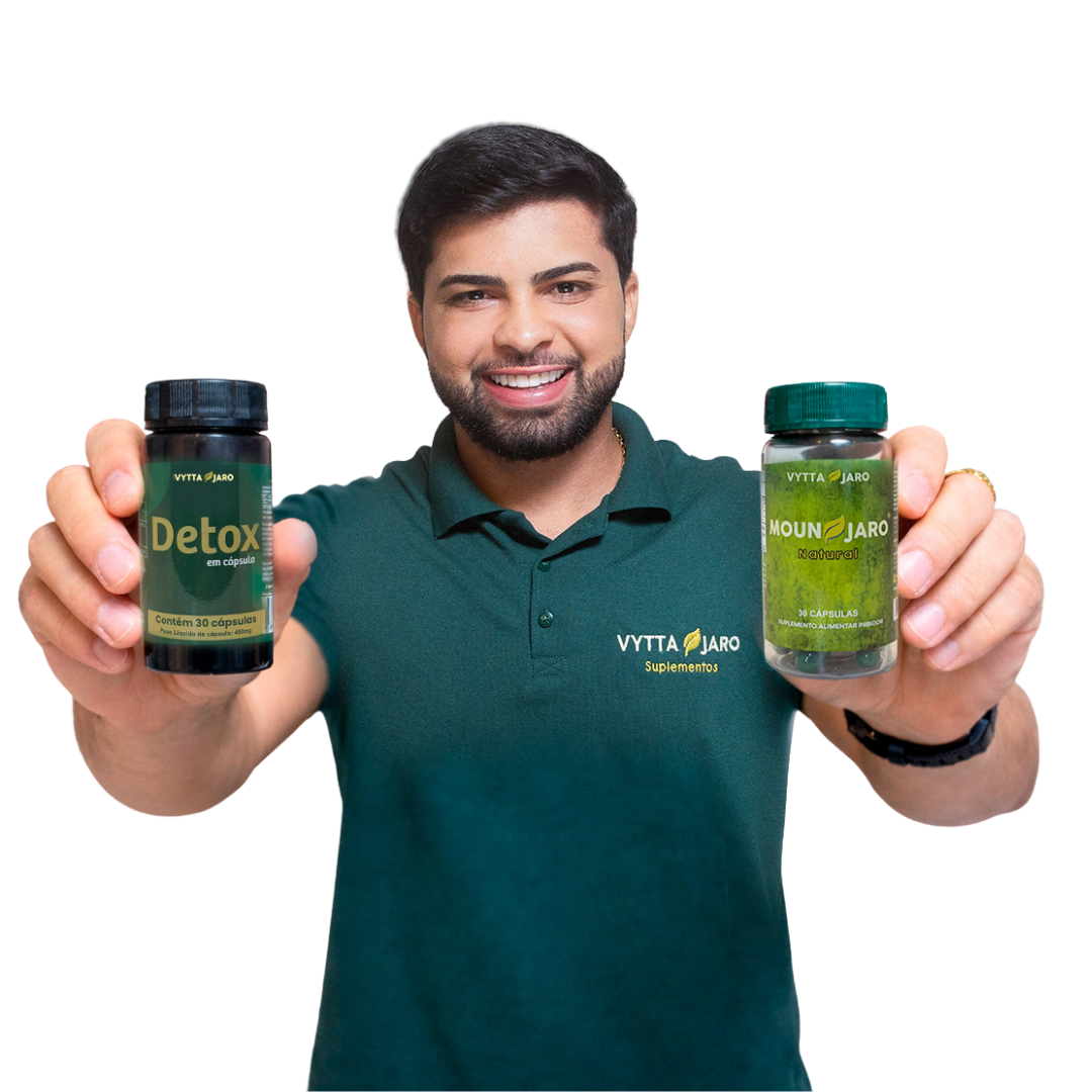 Consultor VyttaJaro segurando os potes Detox e MounJaro Natural